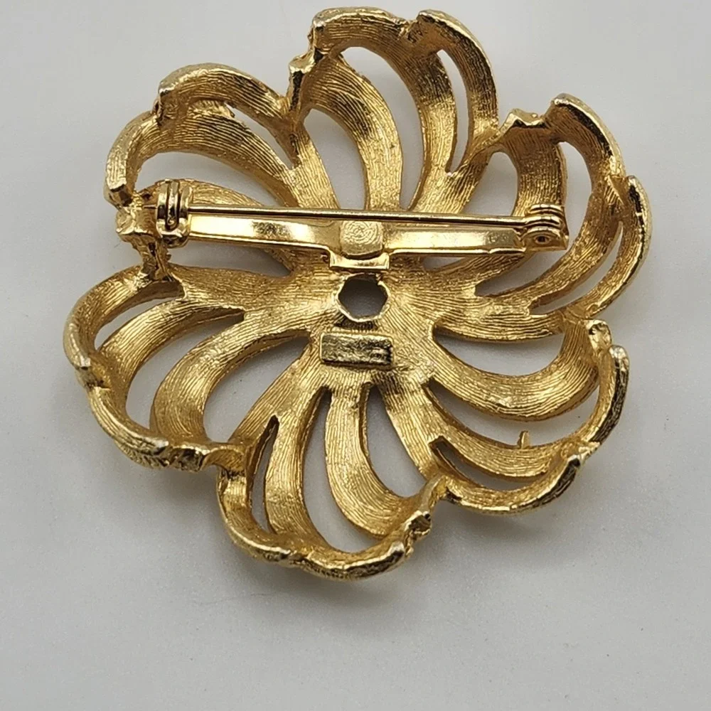 Vintage‎ Gold Tone Swirl Brooch
